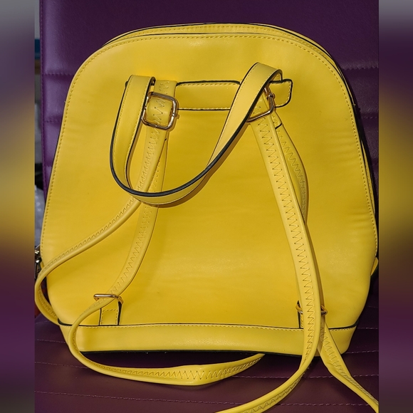Yellow backpack - Picture 6 of 12